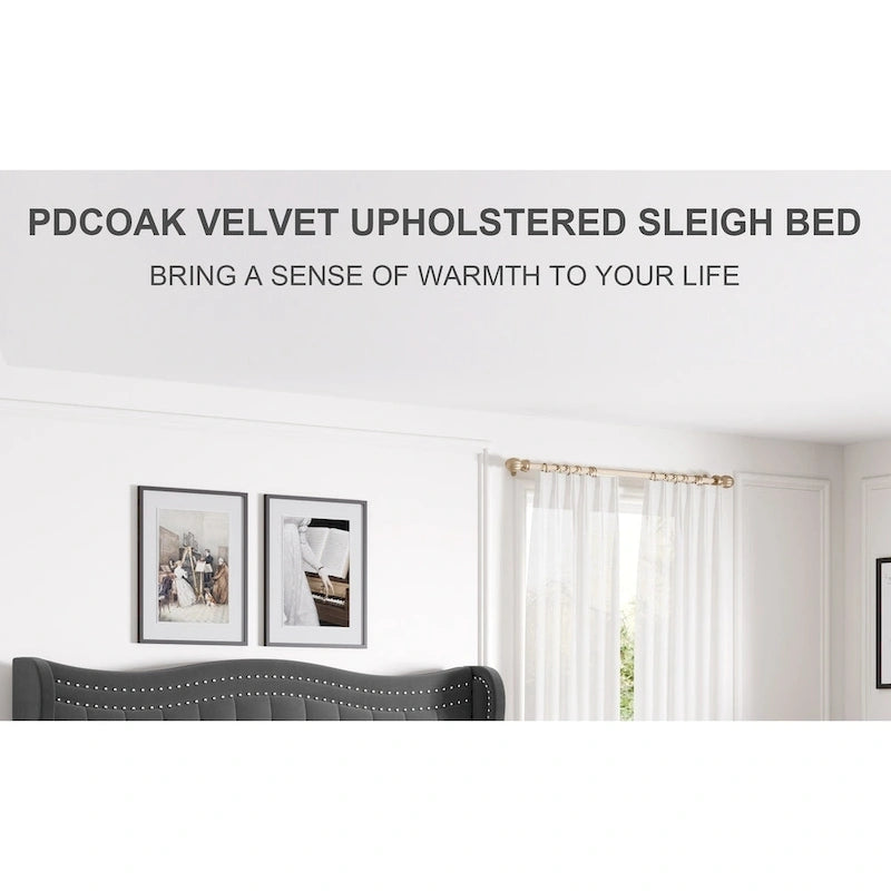 Letto matrimoniale king size in velluto con testiera imbottita e borchie in rame