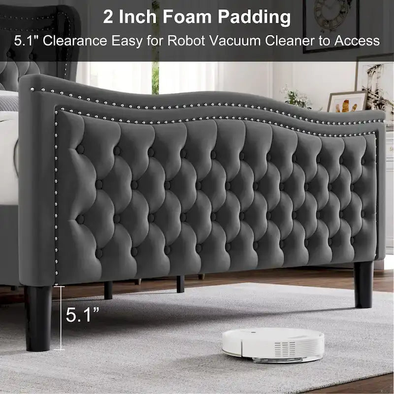 Letto matrimoniale king size in velluto con testiera imbottita e borchie in rame
