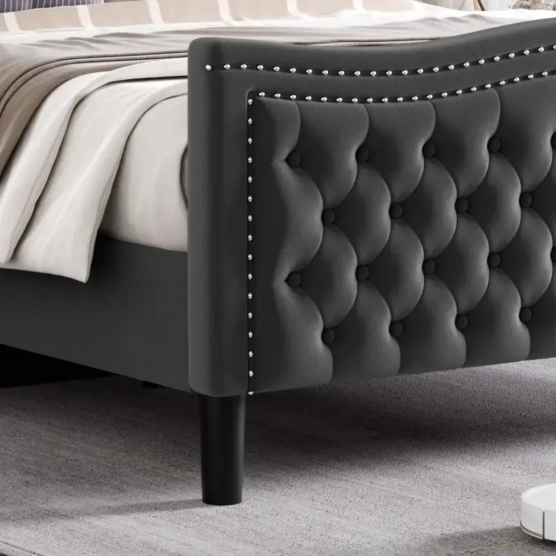 Letto matrimoniale king size in velluto con testiera imbottita e borchie in rame