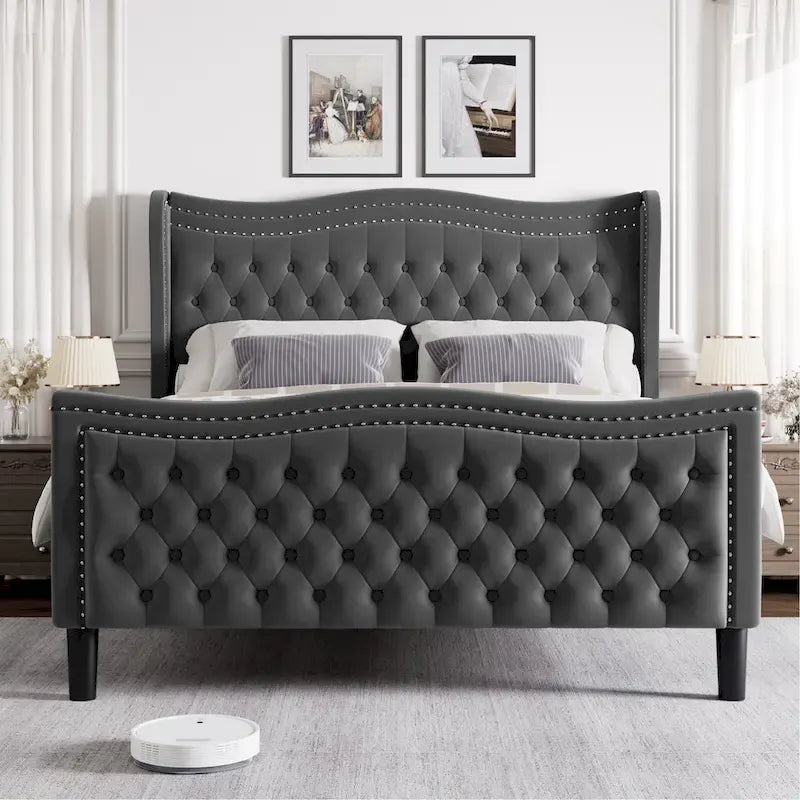 Letto matrimoniale king size in velluto con testiera imbottita e borchie in rame