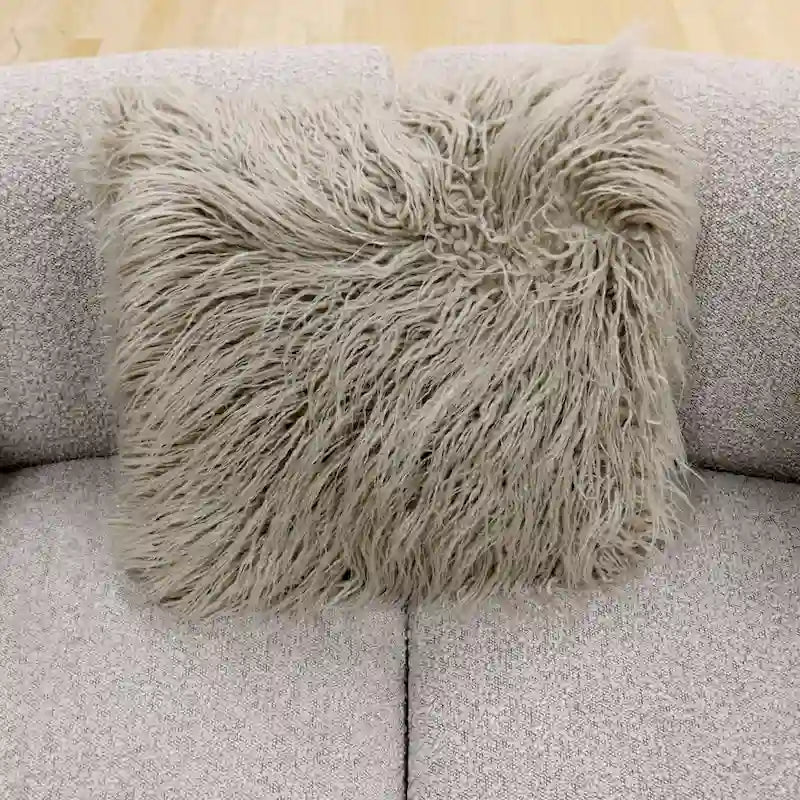 Divano scultoreo curvo con 3 cuscini – Bianco o Grigio