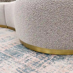 Divano scultoreo curvo con 3 cuscini – Bianco o Grigio