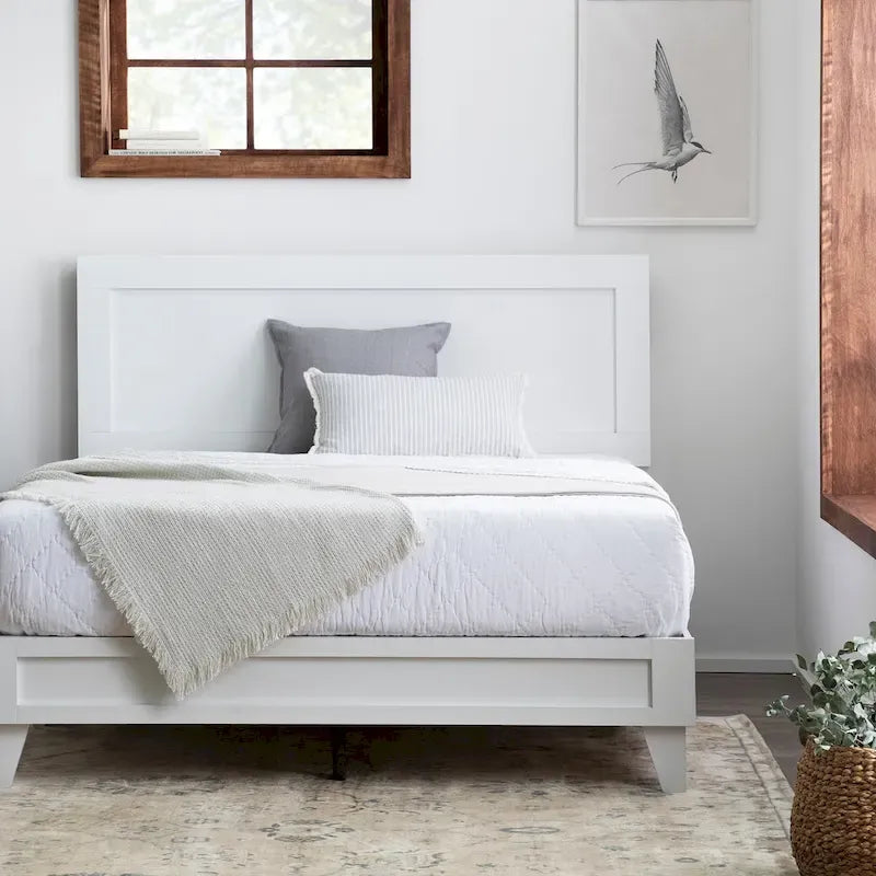 Letto a piattaforma classico in legno con elegante testiera – Diverse misure