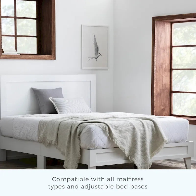 Letto a piattaforma classico in legno con elegante testiera – Diverse misure