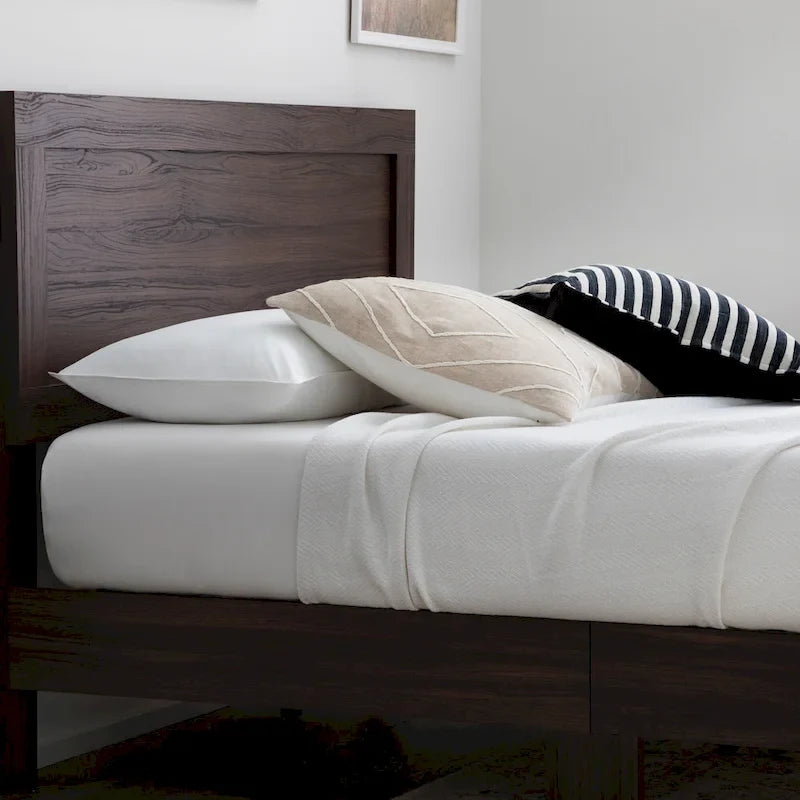 Letto a piattaforma classico in legno con elegante testiera – Diverse misure