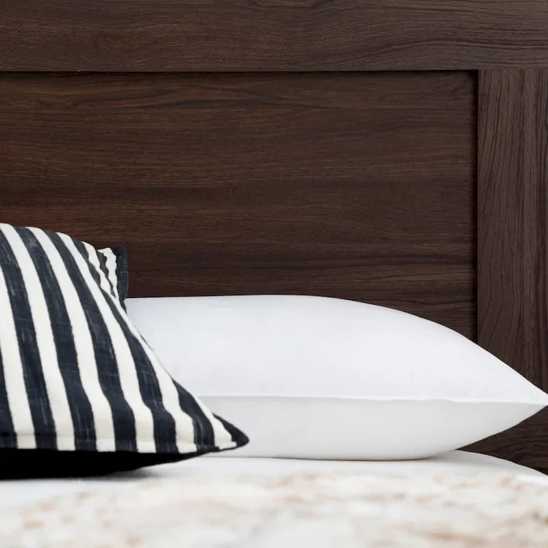 Letto a piattaforma classico in legno con elegante testiera – Diverse misure