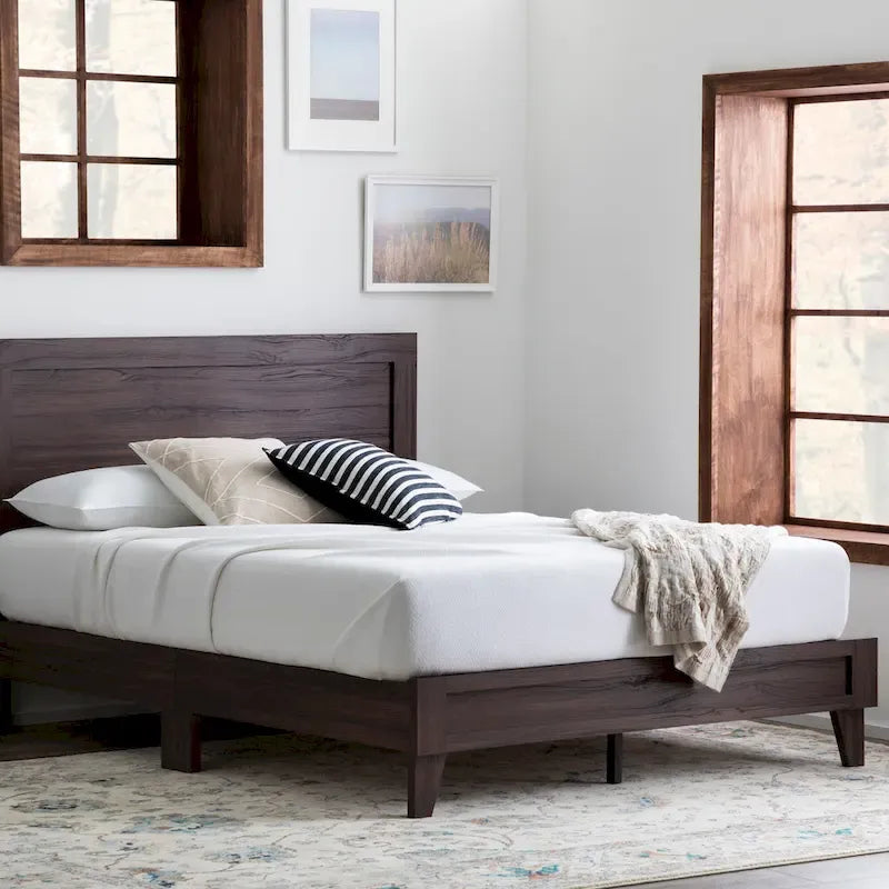 Letto a piattaforma classico in legno con elegante testiera – Diverse misure
