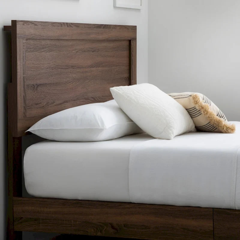 Letto a piattaforma classico in legno con elegante testiera – Diverse misure