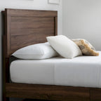 Letto a piattaforma classico in legno con elegante testiera – Diverse misure