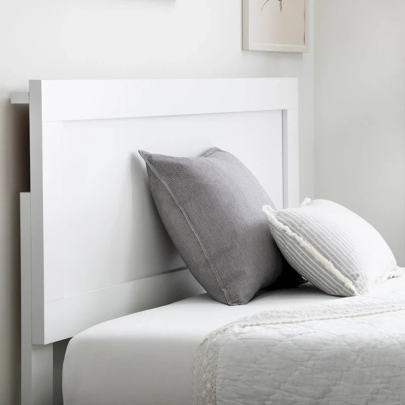 Letto a piattaforma classico in legno con elegante testiera – Diverse misure