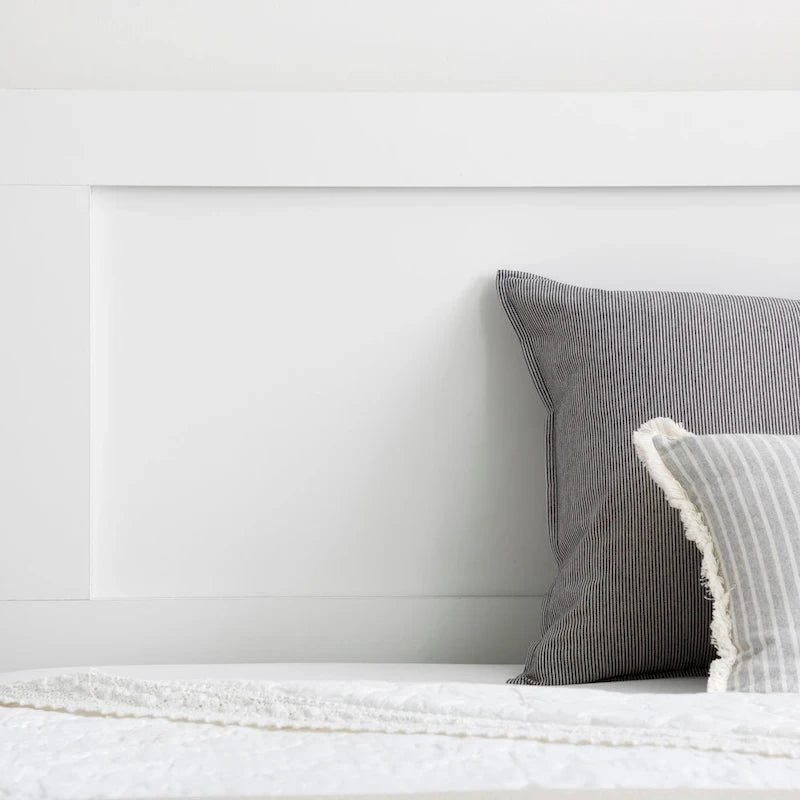 Letto a piattaforma classico in legno con elegante testiera – Diverse misure