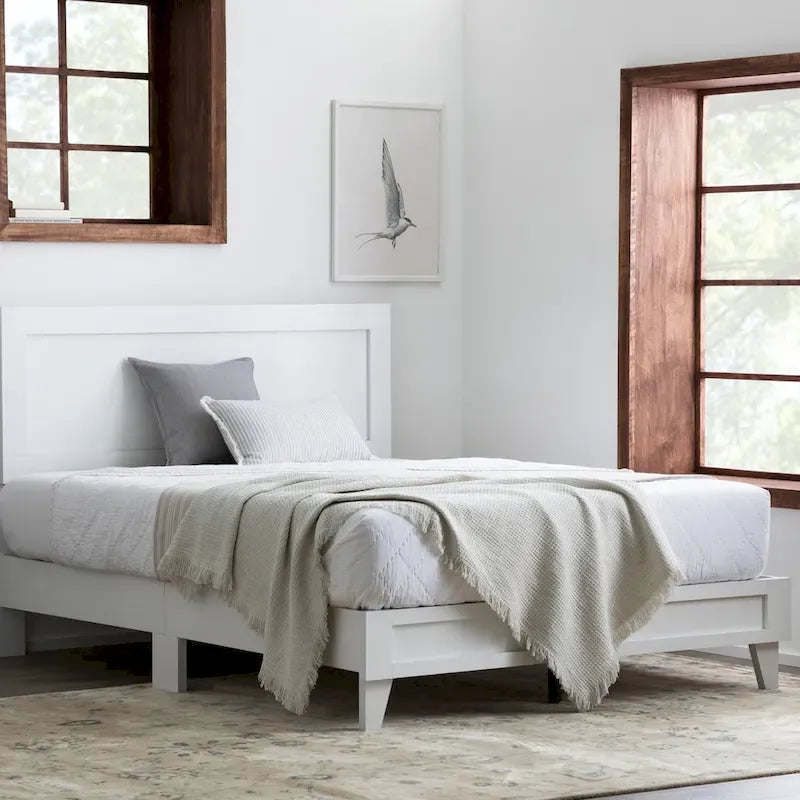 Letto a piattaforma classico in legno con elegante testiera – Diverse misure