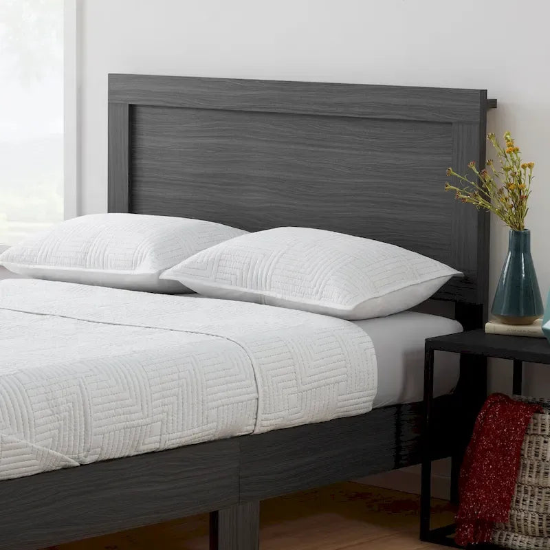 Letto a piattaforma classico in legno con elegante testiera – Diverse misure