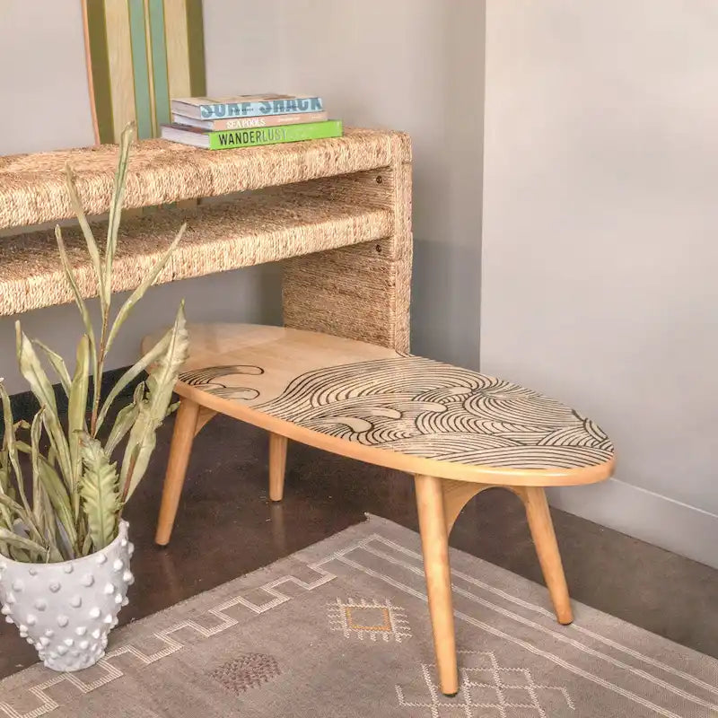 Tavolino da Caffè Ovale a Forma di Tavola da Surf a Strisce – Multicolore, 120 cm lungh.
